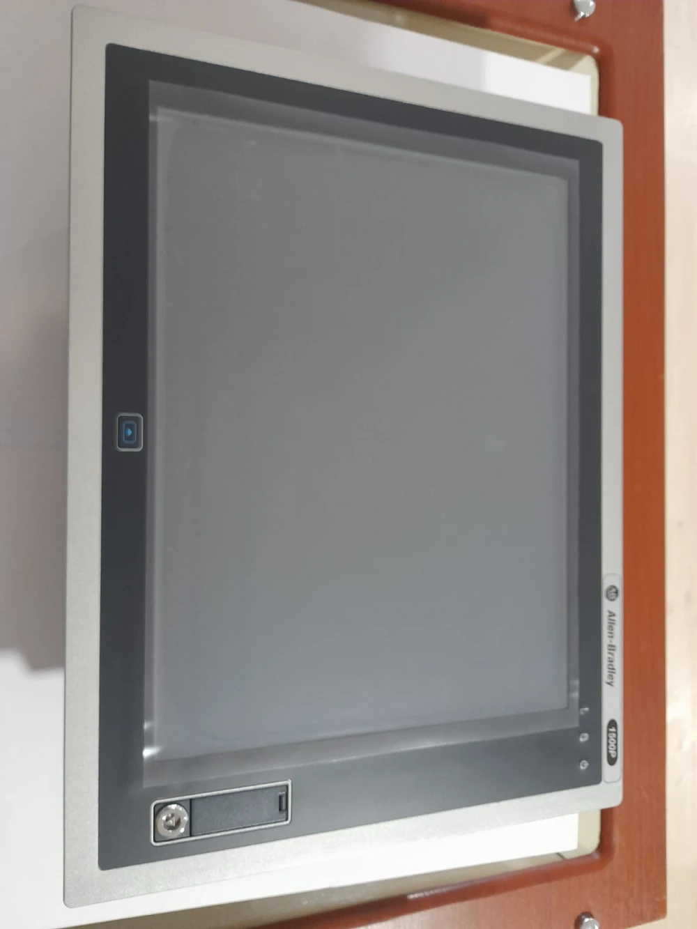 ALLEN BRADLEY 6181P - 15A2HW71 AC ( TEK DOKUNMATİK EKRAN 1500P 100-240VAC )